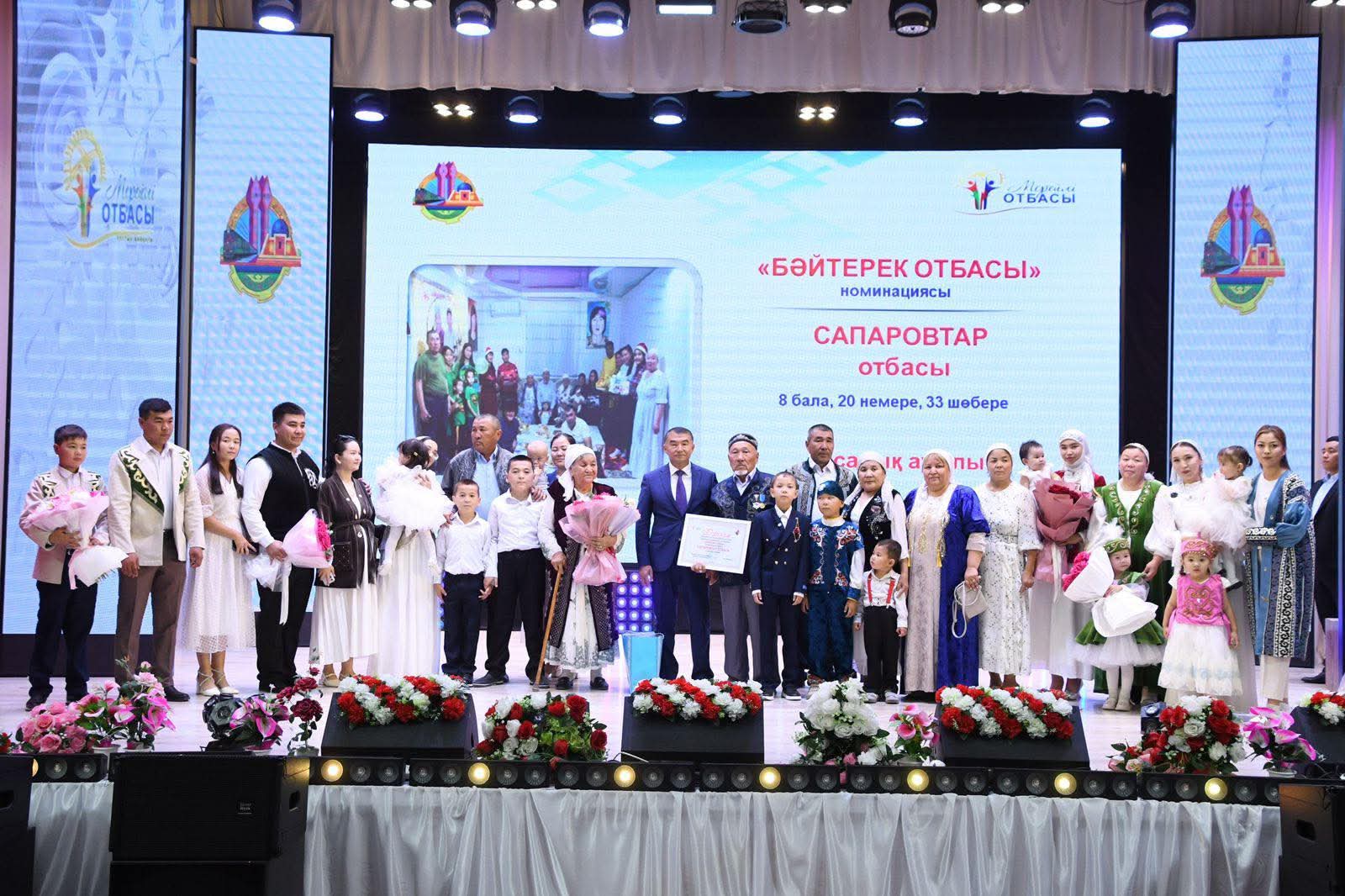 Үлкен жопа жалаңаш билейді